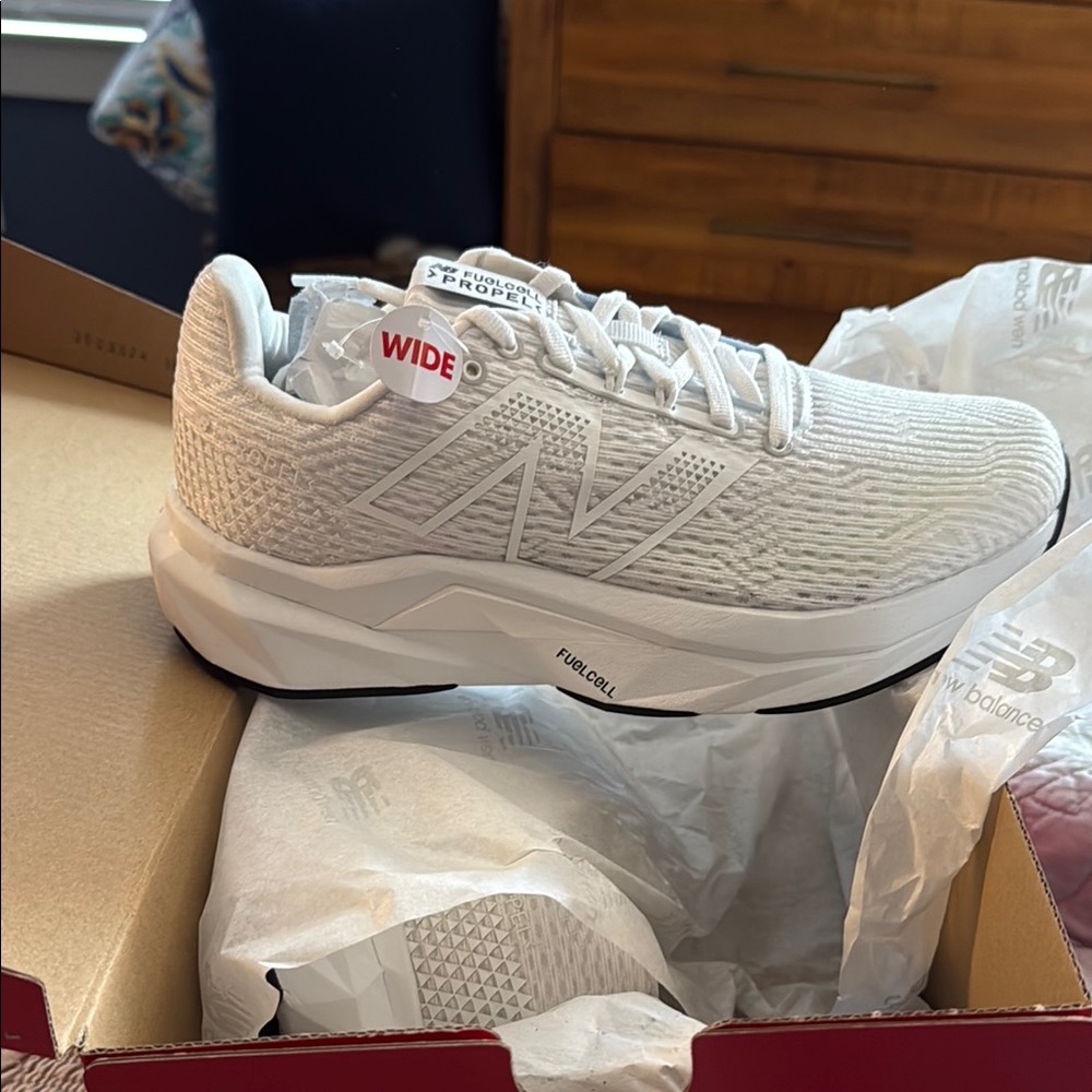 New Balance FuelCell Propel- Size 7.5 Wide - White